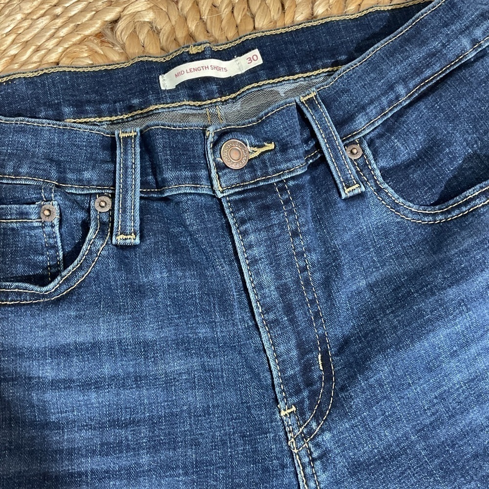 Pair of Levi Mid Length Denim Cuffed Shorts Waist 30 - Picture 4 of 12